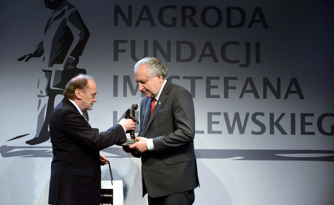 Prof. Andrzej Rzepliński odbiera nagrodę Fundacji im. Stefana Kisielewskiego