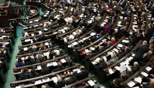 Nowy SONDAŻ wyborczy. PO wysoko prowadzi z PiS