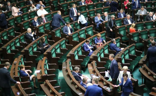Nowoczesna alarmuje: PiS ma cichy plan. Chce jeszcze przed wakacjami przejąć kontrolę nad organizacji pozarządowymi