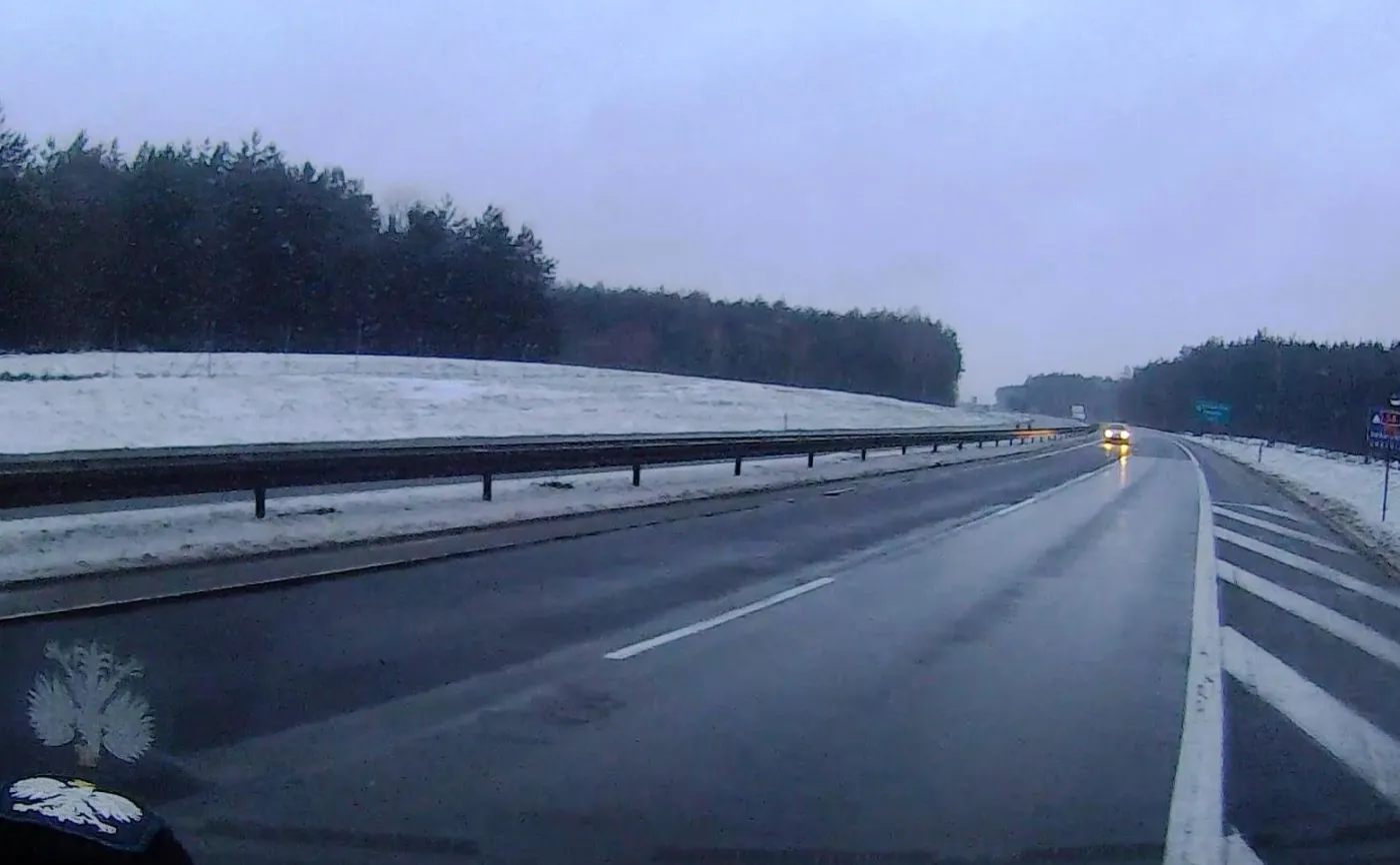 Rosjanin pędził pod prąd obwodnicą w Polsce. Wpadł na radiowóz [ZDJĘCIA]
