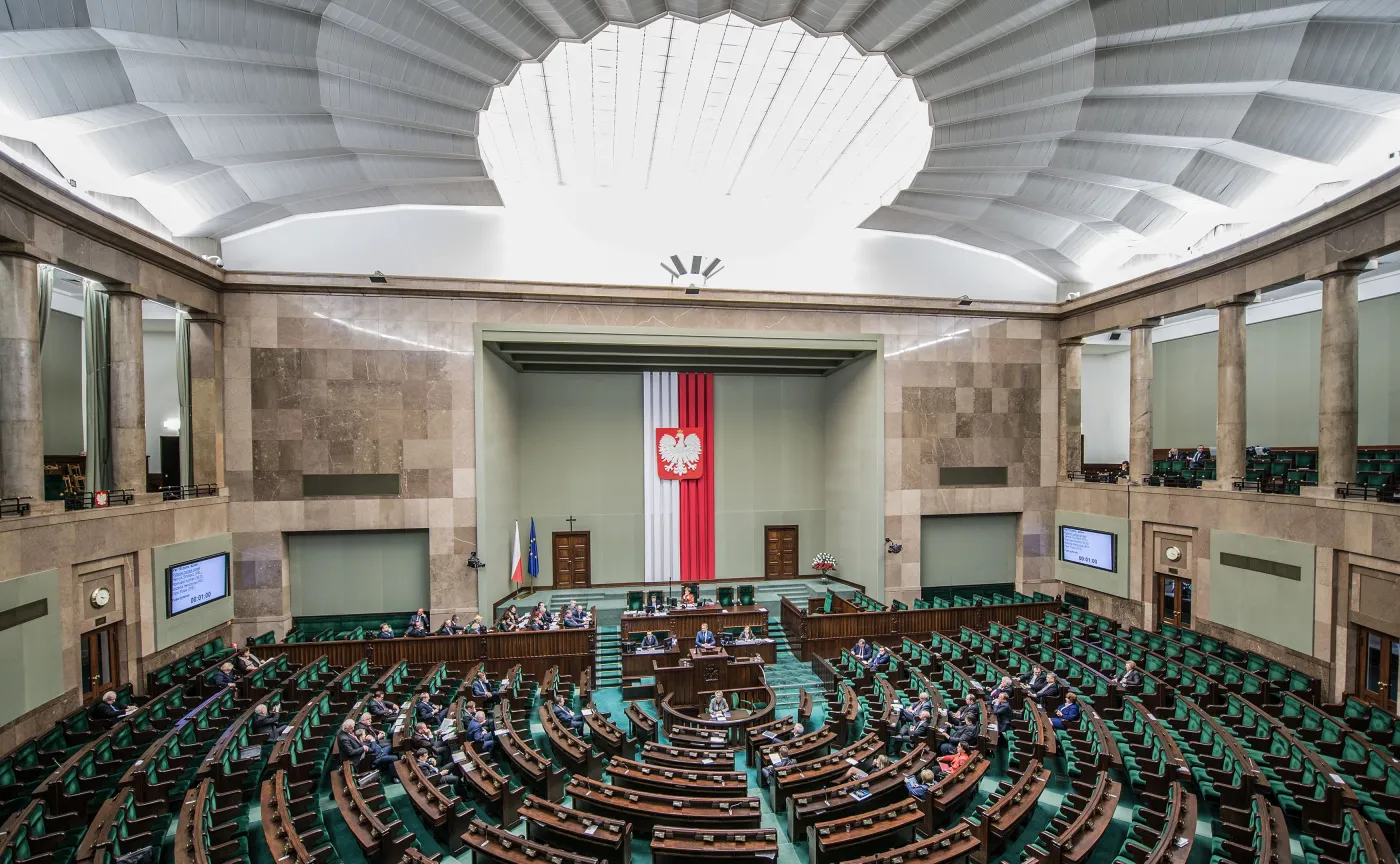 PiS nadal traci, sześć partii w Sejmie. Nowy SONDAŻ
