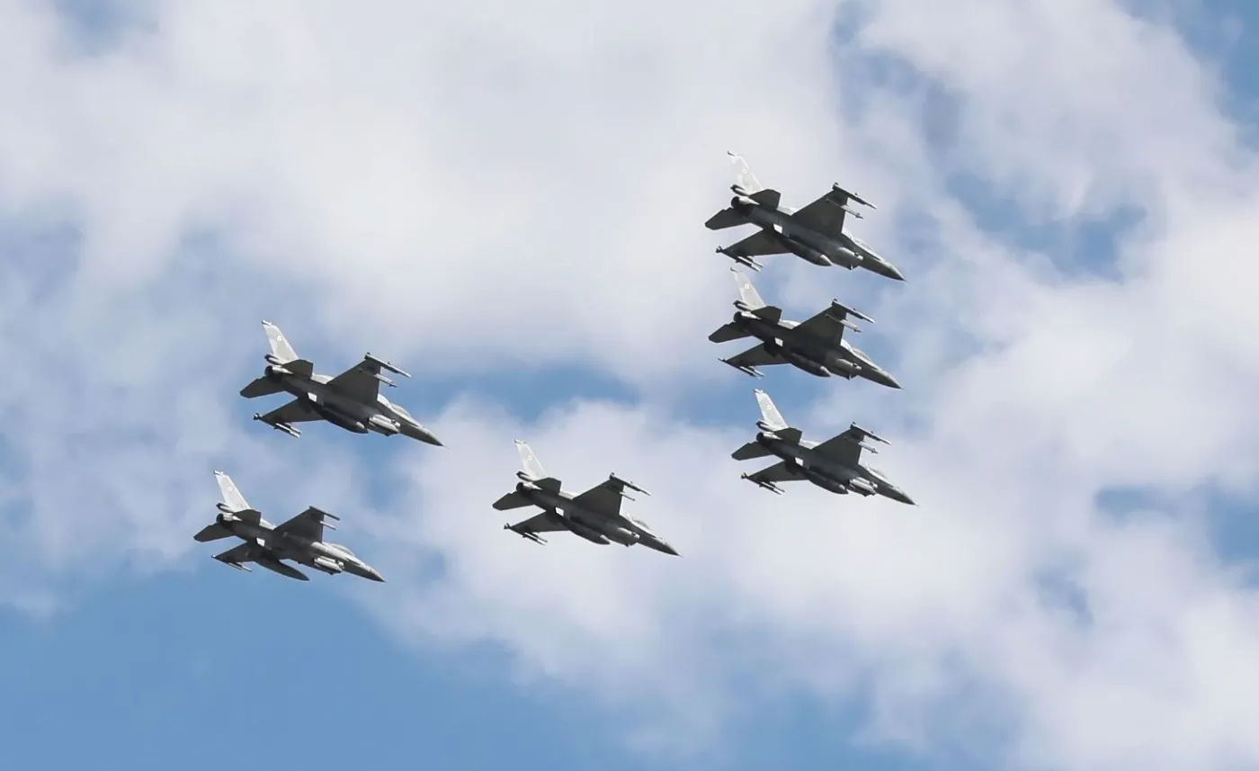 12300018-f-16.jpg