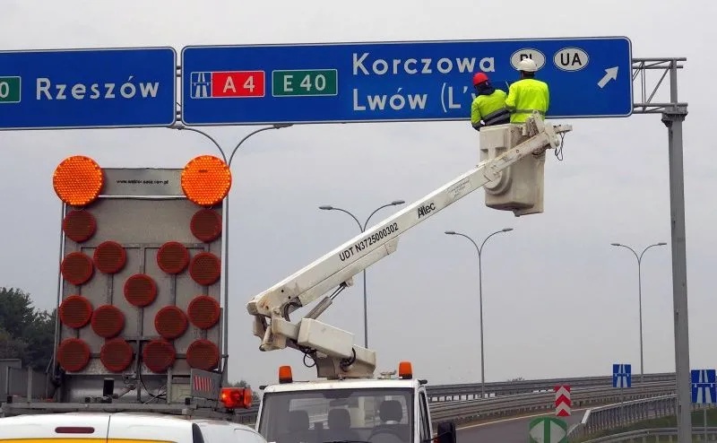 Nazwy zagranicznych miast na znakach drogowych b