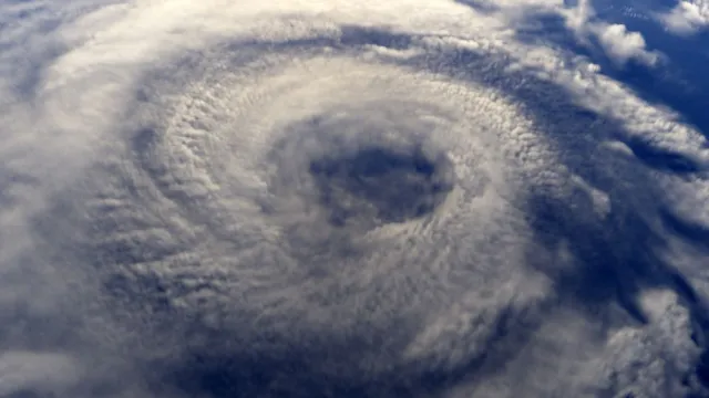 Huragan Ophelia zabił dwie osoby. Jego skutki odczuje także Polska