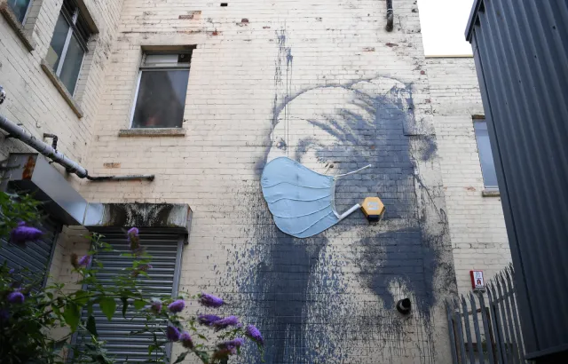 Banksy zachęca do zakładania maseczek