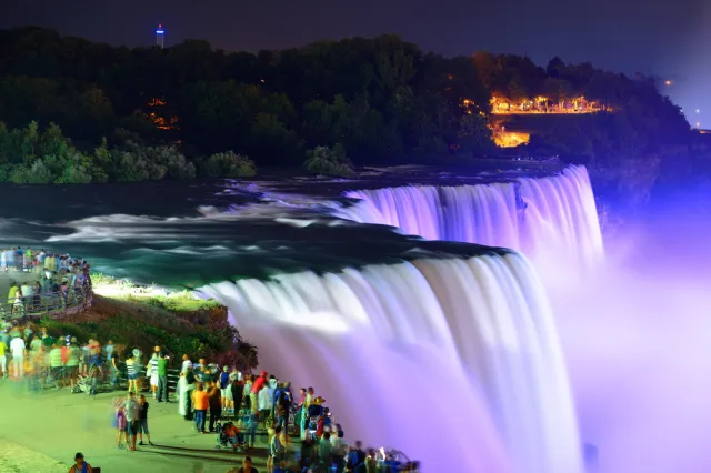 Niagara w biało-czerwonych barwach w związku z 40. rocznicą powstania "Solidarności"