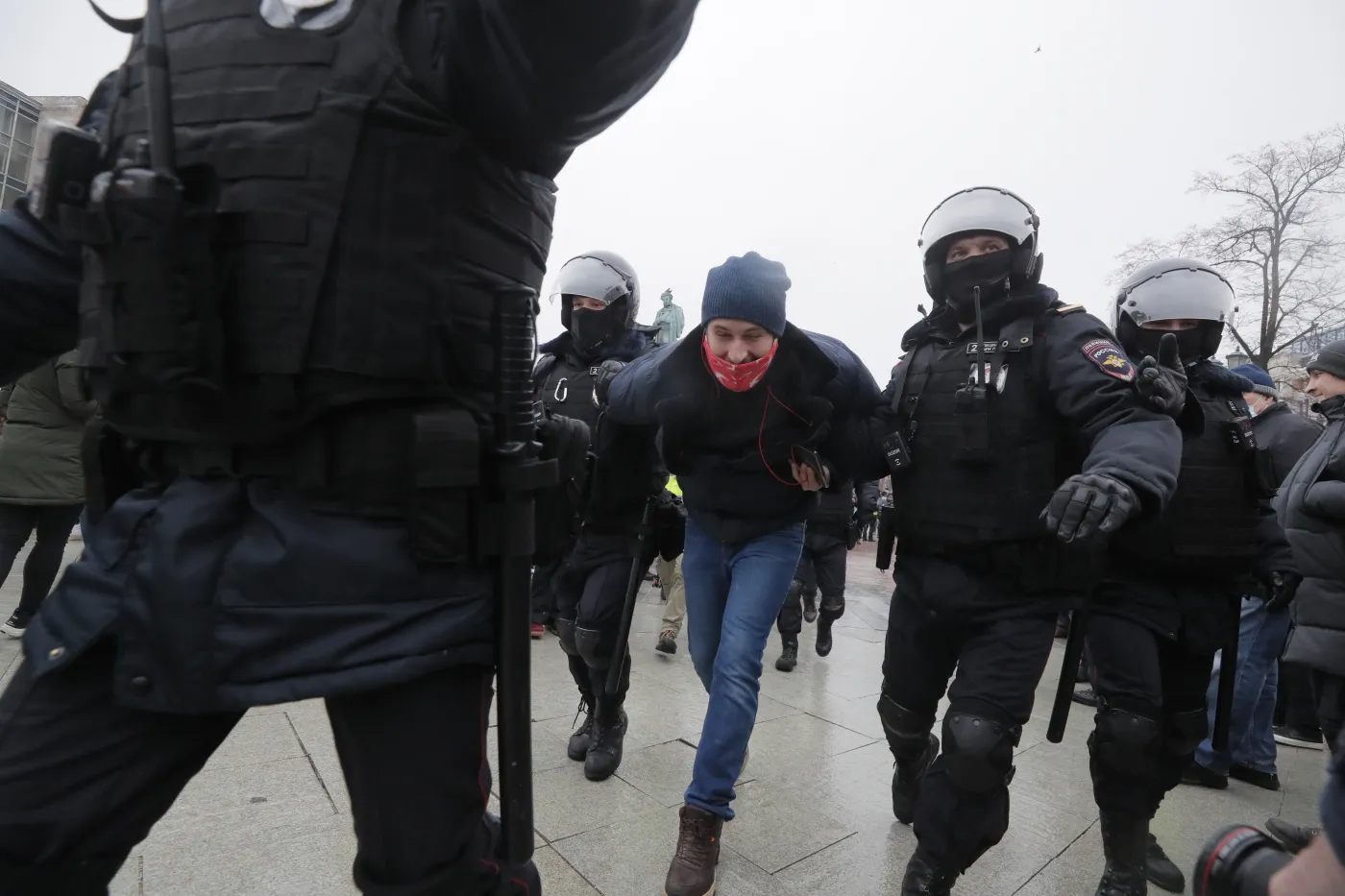 Protesty w Rosji. Władza wszczyna śledztwa w sprawie przemocy wobec... policji