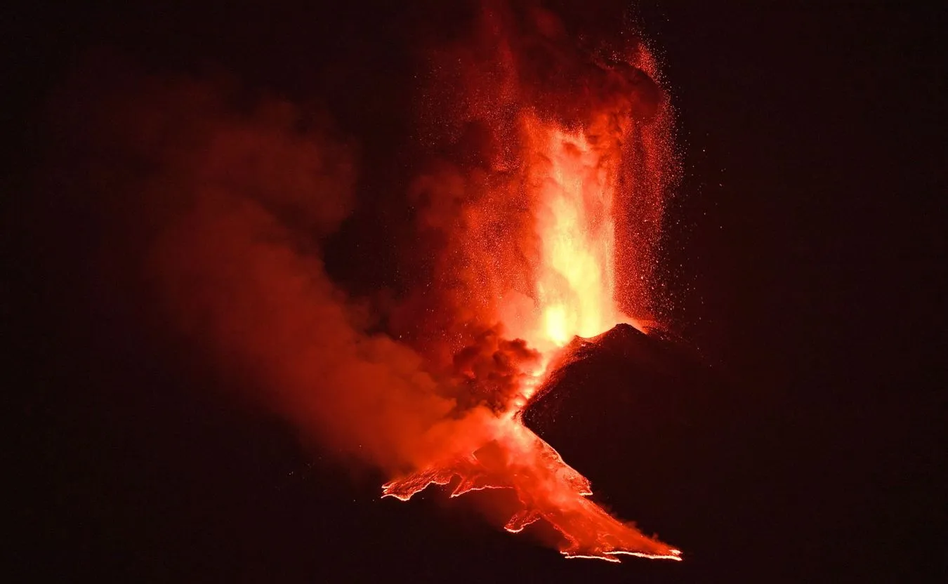 Wulkan Etna znów aktywny i wyrzuca z siebie fontanny lawy