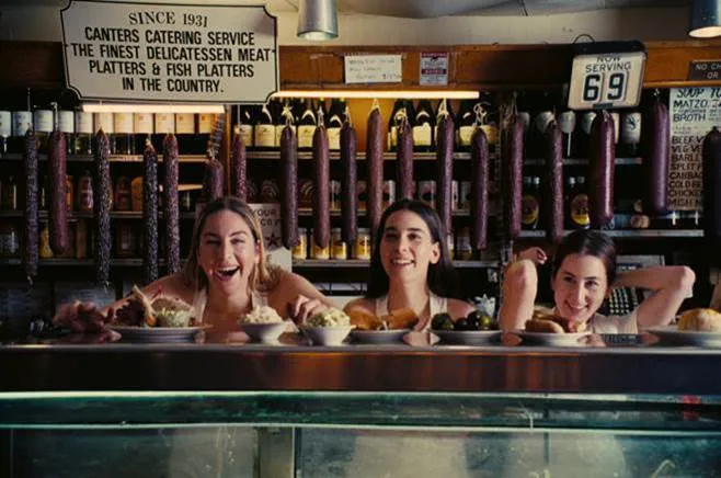 Siostry Haim razem z Taylor Swift. Posłuchaj "Gasoline"