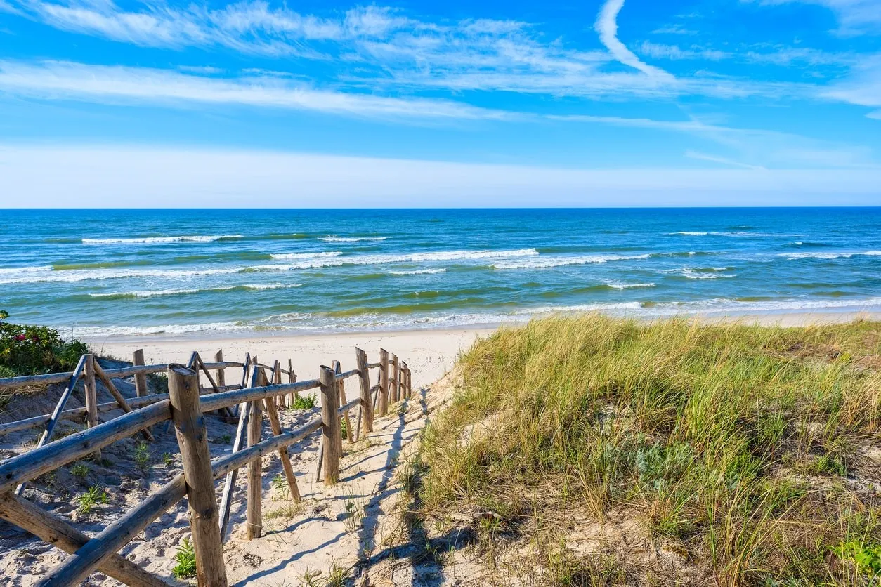 TOP 10. Najpopularniejsze plaże w Polsce [RANKING]