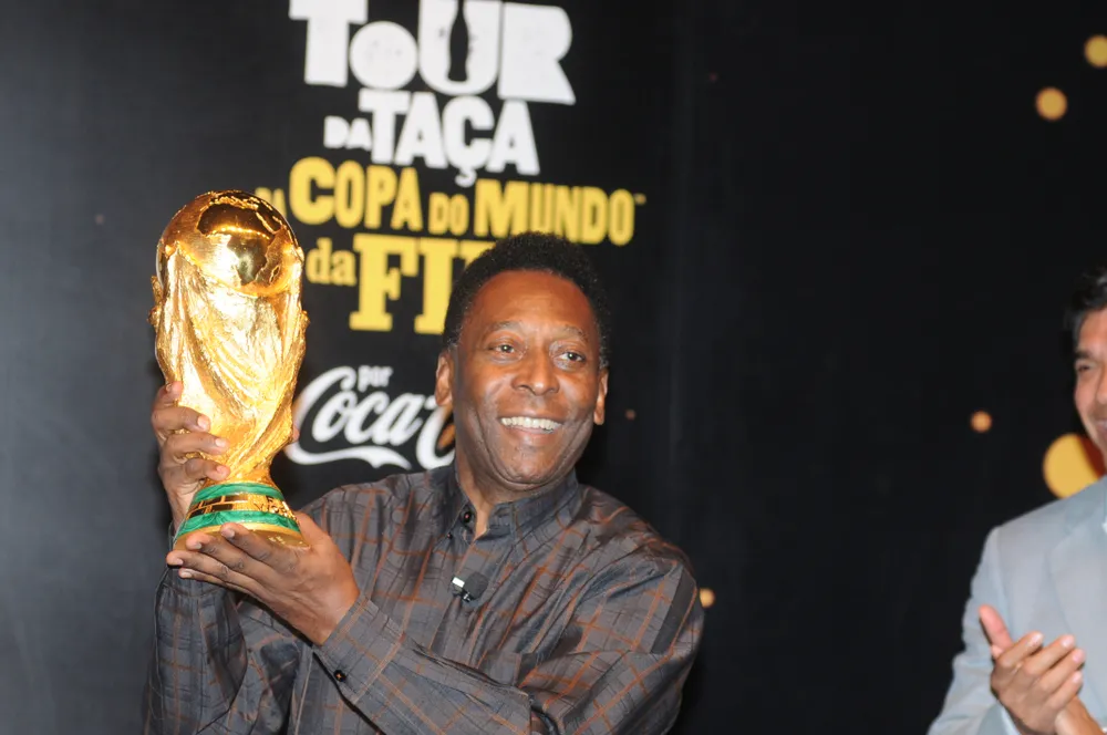 Pele musi zostać dłużej w szpitalu. Legendarny piłkarz leczy raka jelita grubego