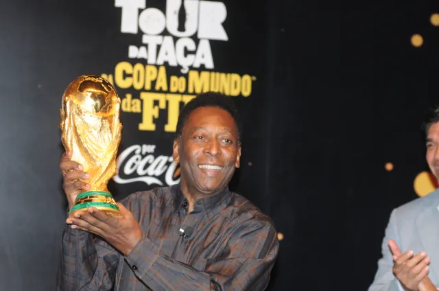 Pele musi zostać dłużej w szpitalu. Legendarny piłkarz leczy raka jelita grubego