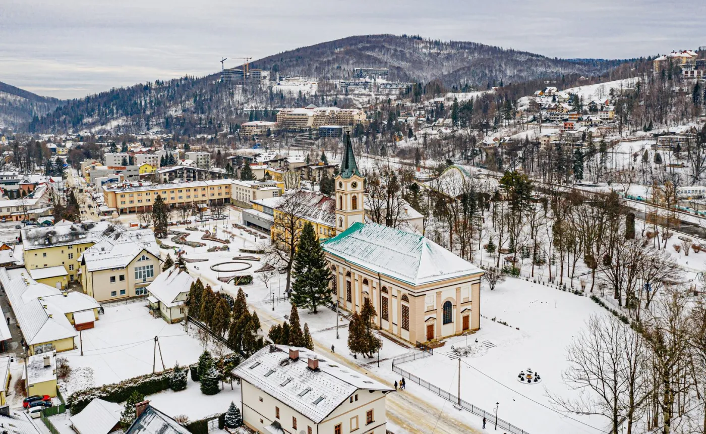 Trudne warunki w Beskidach. Szlaki są oblodzone