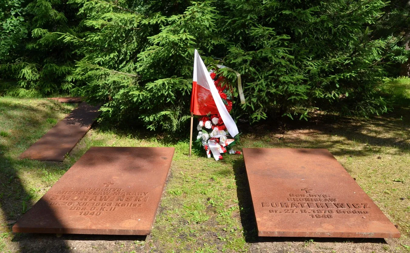 Dzień Pamięci Ofiar Zbrodni Katyńskiej. Premier: Niektórzy starają się wybielać zbrodniarzy