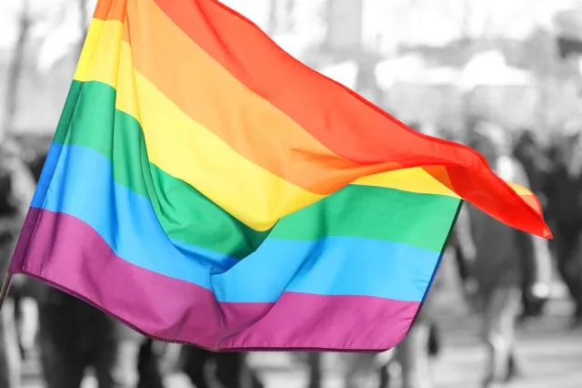 Od homofobicznych naklejek po podpalenia. Nasilają się ataki na ośrodki LGBT we Francji
