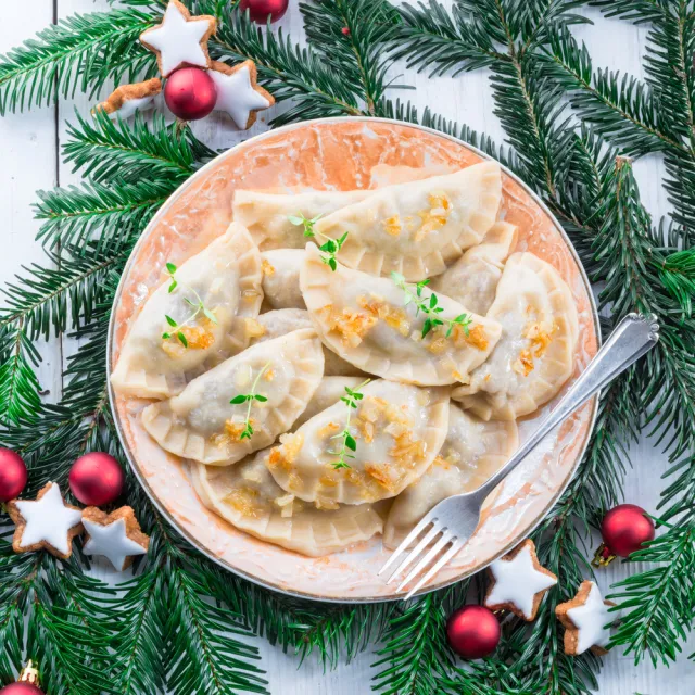 Idealnie miękkie ciasto na świąteczne pierogi. Co dodaje do niego Ewa Wachowicz? [PRZEPIS]