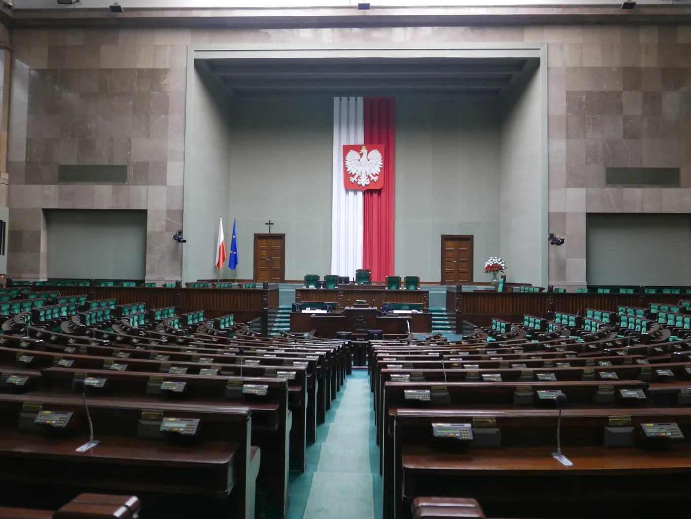 Poparcie dla Konfederacji wzrasta, duże partie tracą. Najnowszy sondaż