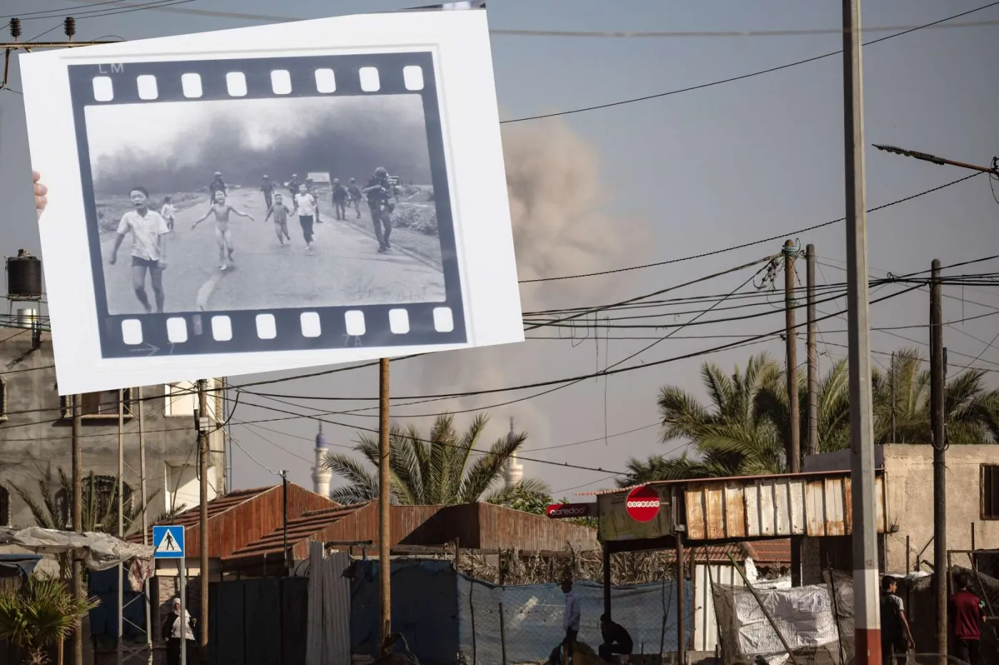 Płonące namioty w obozie uchodźców jak "Napalm Girl". Izrael przegrał wojnę informacyjną