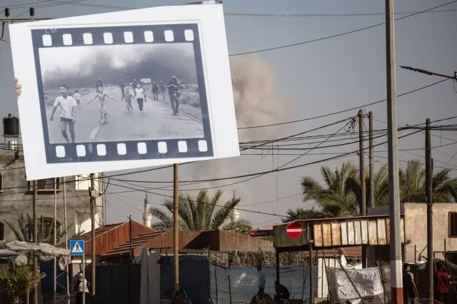 Płonące namioty w obozie uchodźców jak "Napalm Girl". Izrael przegrał wojnę informacyjną