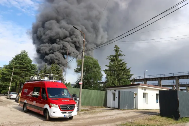 Eksplozje i gigantyczny pożar w Woli Łaskiej. Są ranni