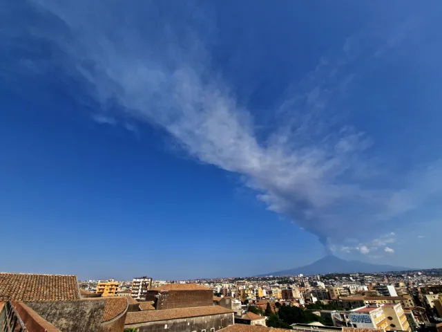 Obudziła się Etna. Lotnisko w Katanii ogranicza ruch samolotów [WIDEO]