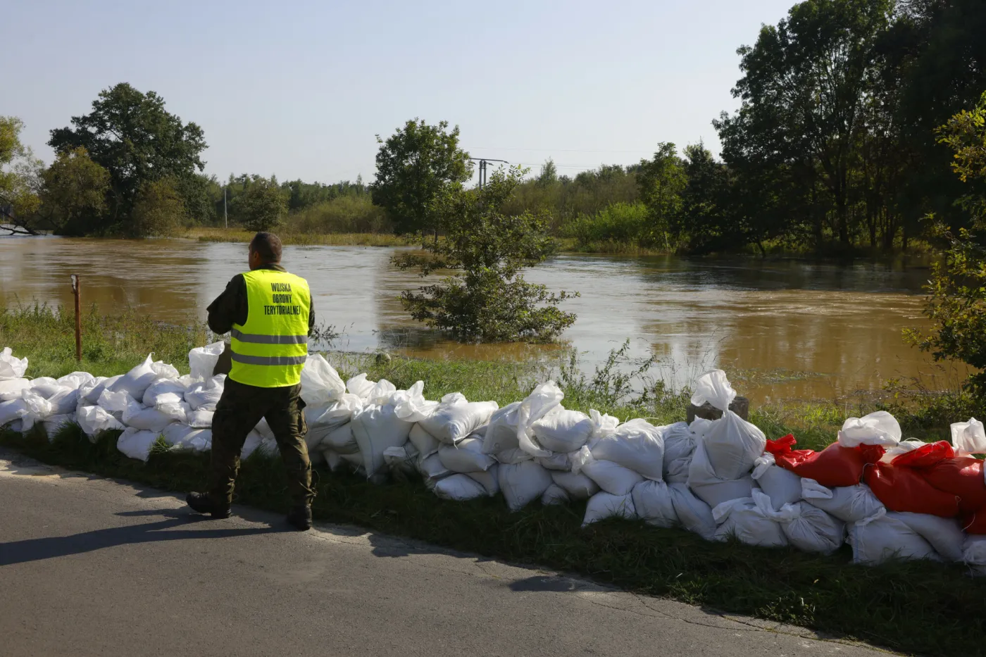 Przez Oławę przechodzi fala powodziowa. "Alarm i wielka mobilizacja" [FOTO]