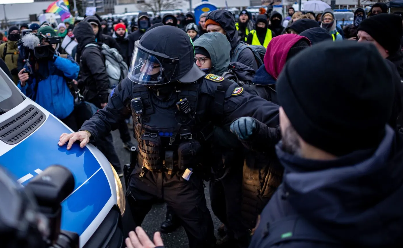 Chaos w Niemczech. Blokady i starcia z policją podczas konwencji AfD