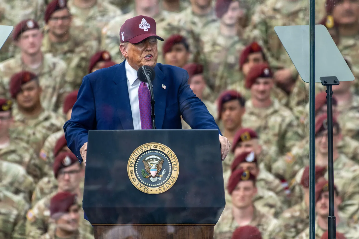 Trump uderza w politykę migracyjną UE. "Europa też musi działać, zanim będzie za późno"