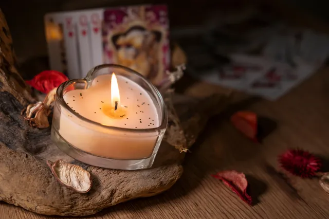 Wróżby miłosne na Halloween: pantofelek, jabłko, papier z imieniem - świetna zabawa którą warto znać