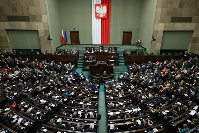 Jedna partia systematycznie pnie się w sondażach. Spadek poparcia dla liderów