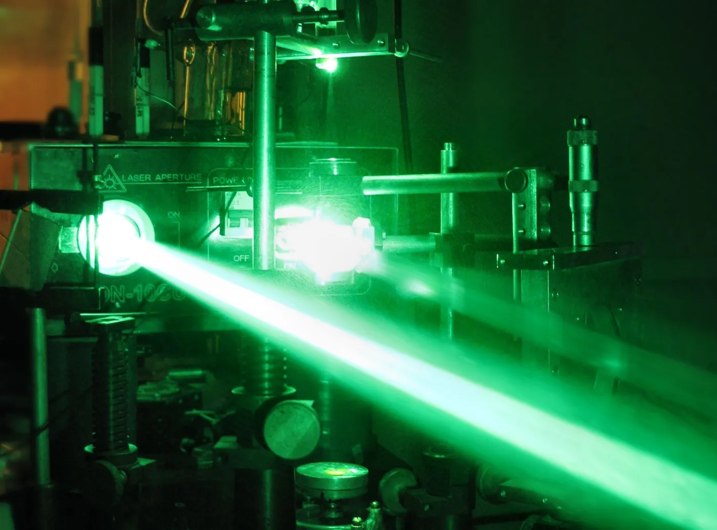 Elektronika tworzona światłem. Przełom w materiałach dla medycyny i technologii ubieralnych