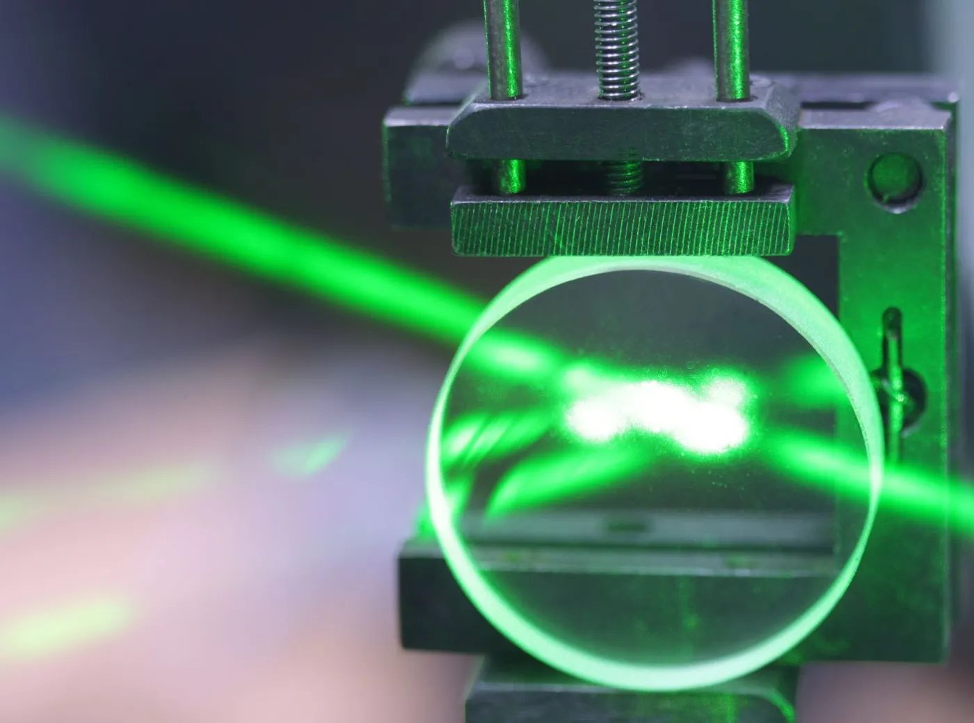 Jeden chip, dziesiątki laserów. Przełom w fotonice, który napędzi centra danych i AI
