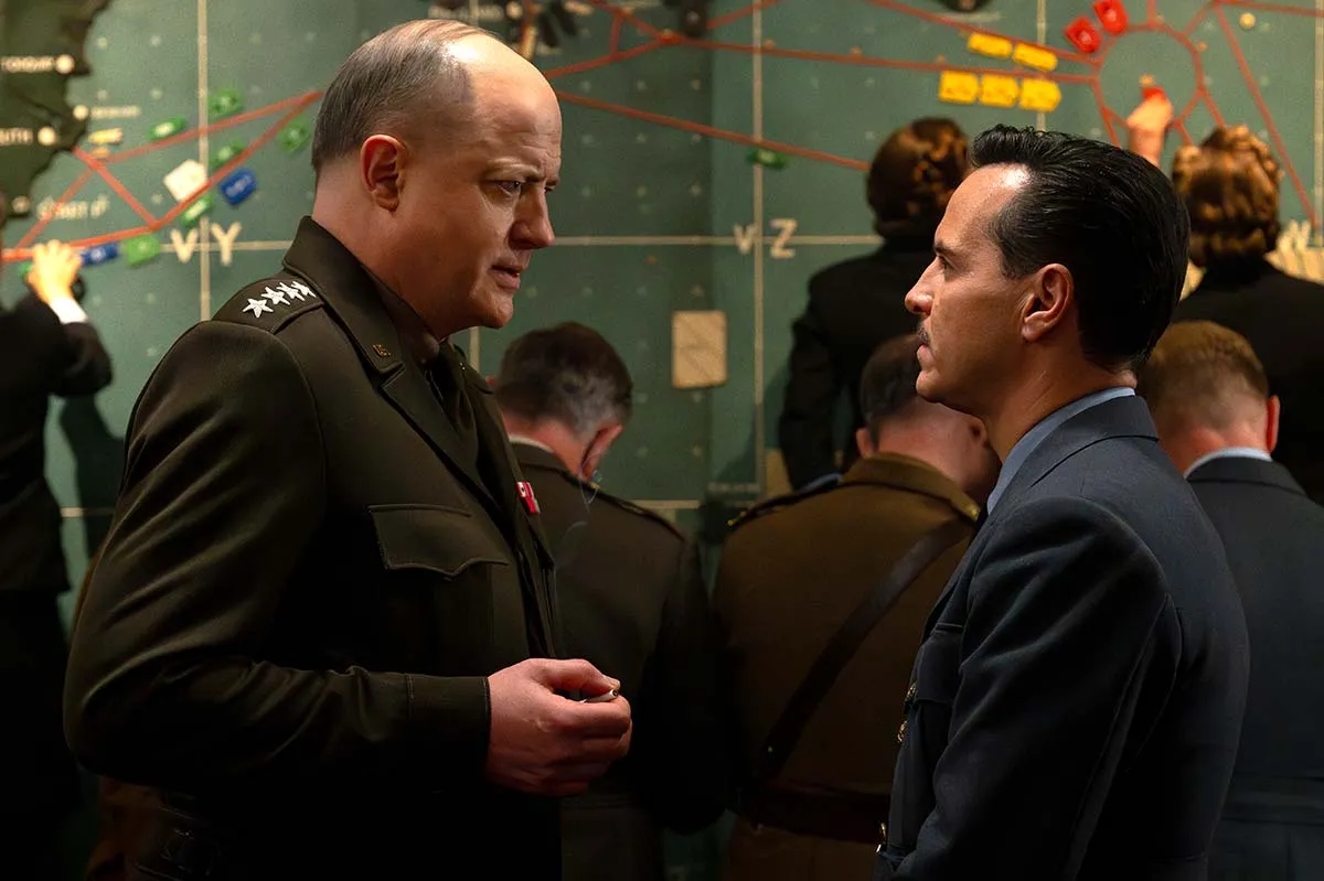 Brendan Fraser jako generał Dwight D. Eisenhower oraz Andrew Scott jako meteorolog James Stagg w filmie "Niebo nad Normandią"