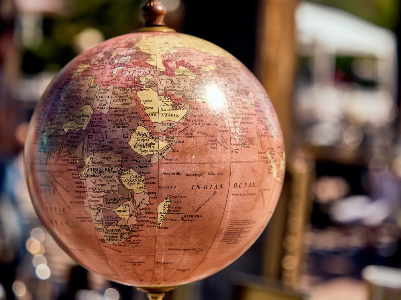 Vintage,Globe,Displayed,At,Outdoor,Market