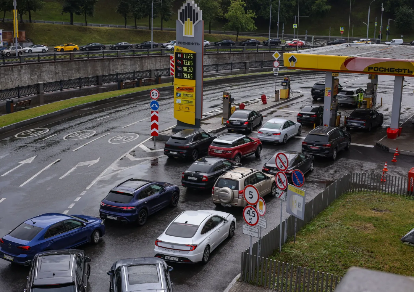 Rising fuel prices and sales limits at Russian gas stations
