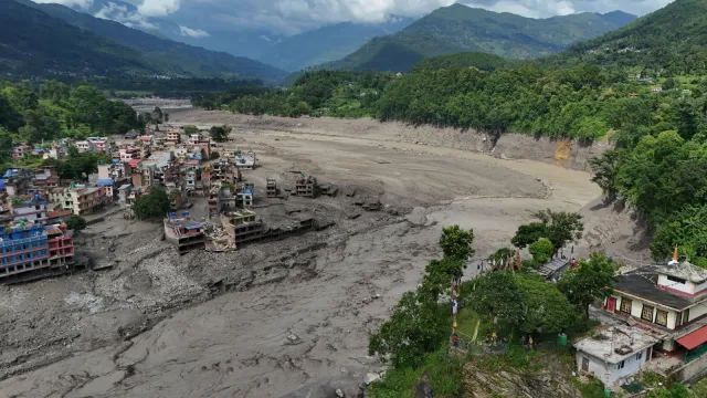 Dramat w Nepalu. Powódź zmyła wioski, setki turystów zaginionych