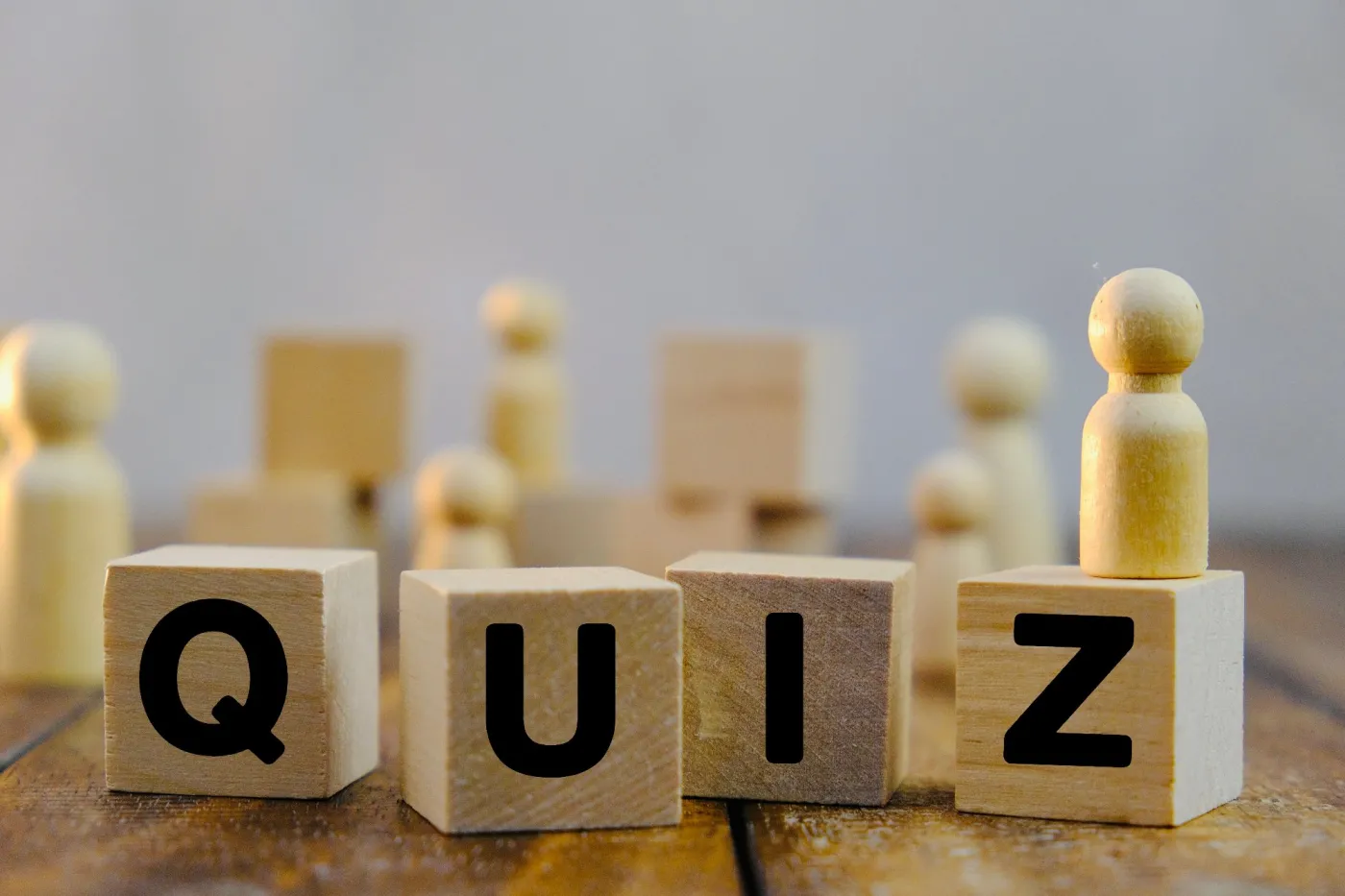 The,Words,Its,Quiz,On,Wooden,Block,With,Toys.,The