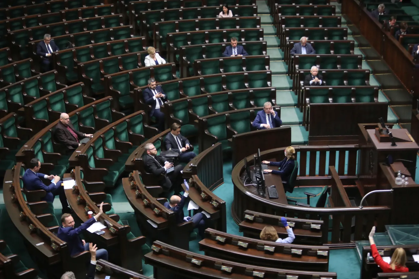 Rośnie przewaga PiS nad innymi partiami. SONDAŻ