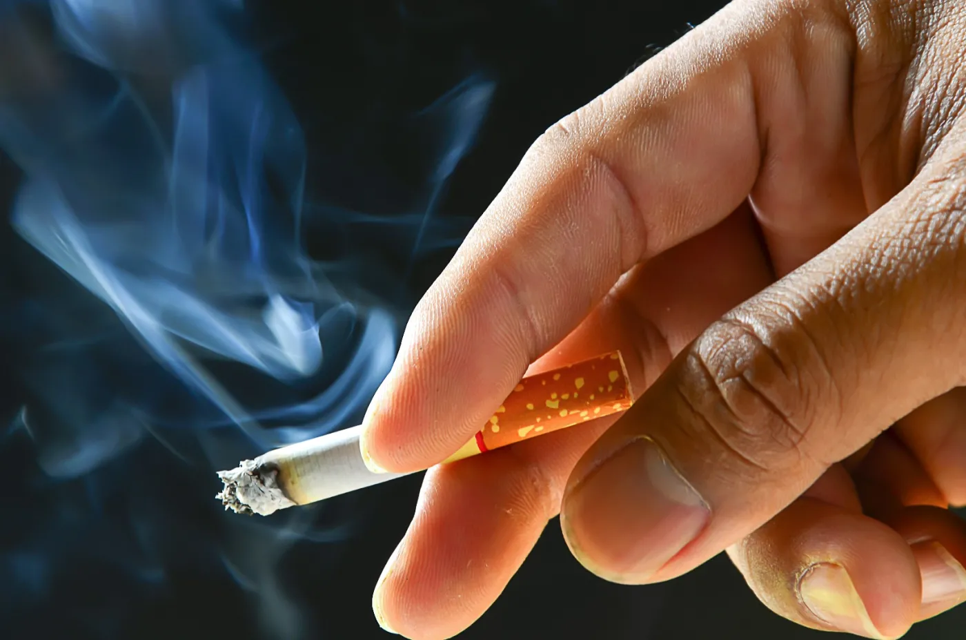 Ekspert: Palenie zwiększa ryzyko COVID-19, ale nikotyna może je... zmniejszać