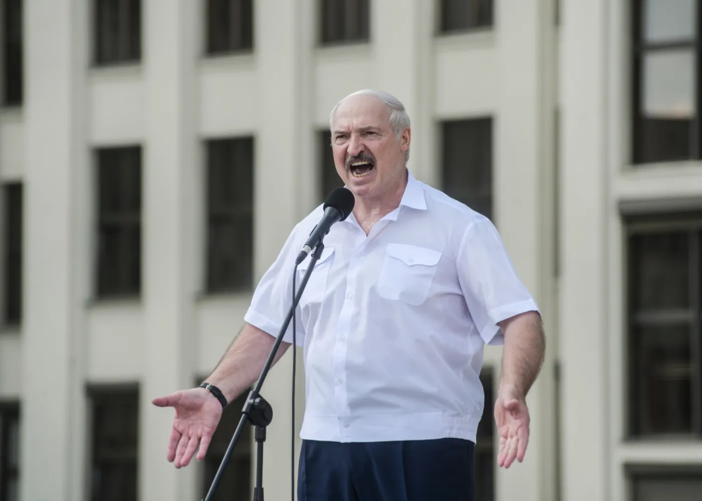 Część Białorusinów protestuje, część popiera obecną władzę. Łukaszenka przyznał odznaczenia funkcjonariuszom MSW