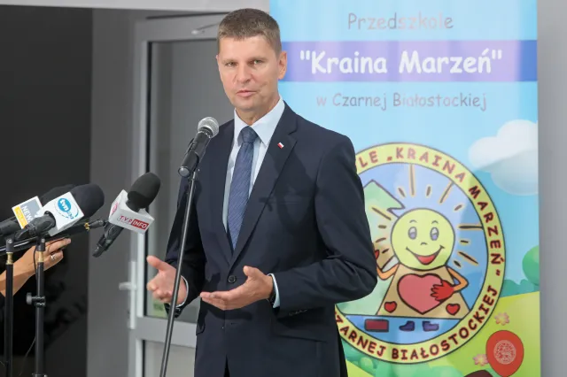 Uczniowie wracają do szkół. Szef MEN o ogniskach koronawirusa: "Próbujemy znaleźć złoty środek"
