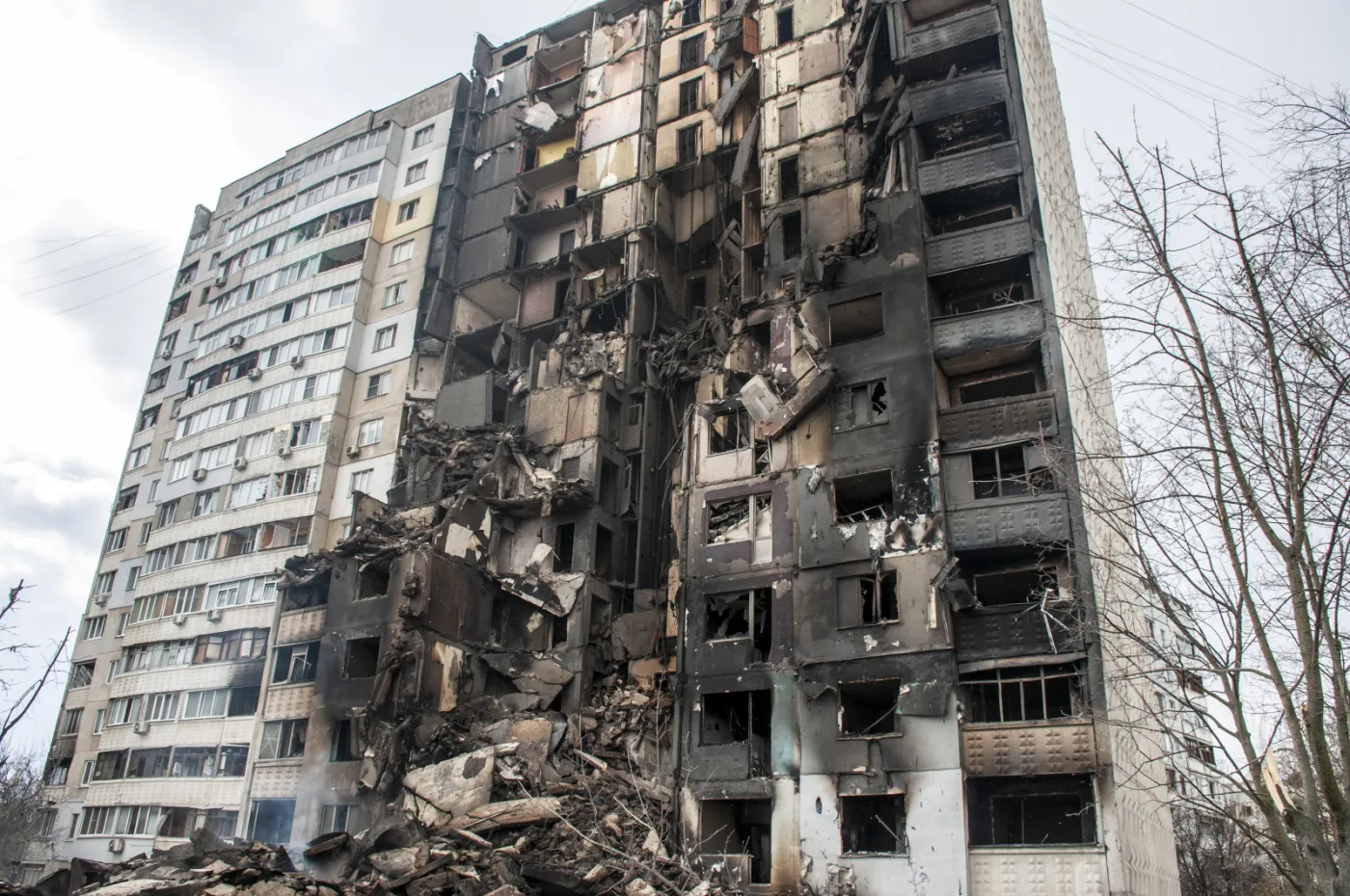 Rosja zniszczyła dotąd 400 bloków mieszkalnych w Charkowie [NA ŻYWO]