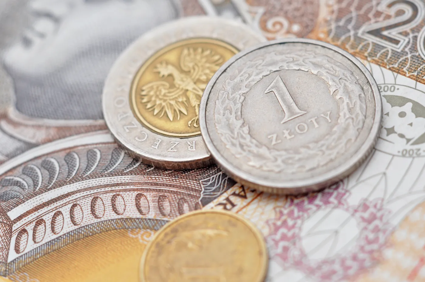 DZIEŃ NA FX/FI: PLN może pozostać mocny; na SPW jest przestrzeń do niższych rentowności