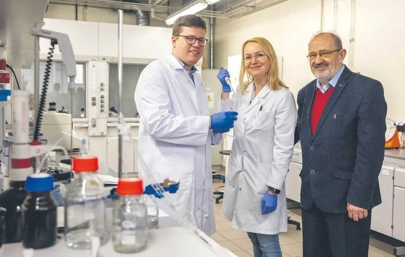 Dr inż. Mariusz Sandomierski, dr inż. Monika Zielińska i prof. dr hab. inż. Adam Voelkel z Politechniki Poznańskiej 