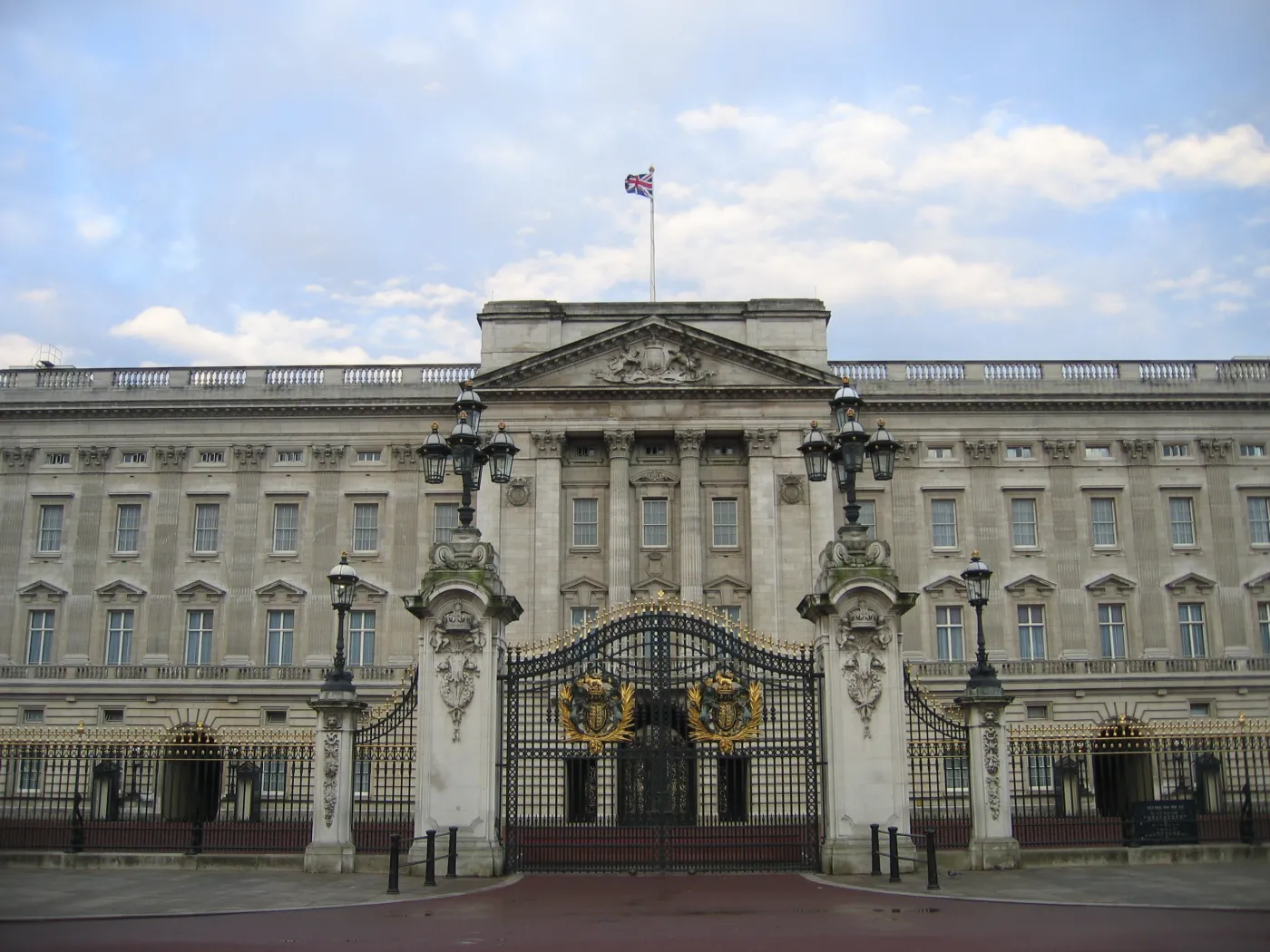 W związku z koronawirusem królowa Elżbieta II opuściła Pałac Buckingham