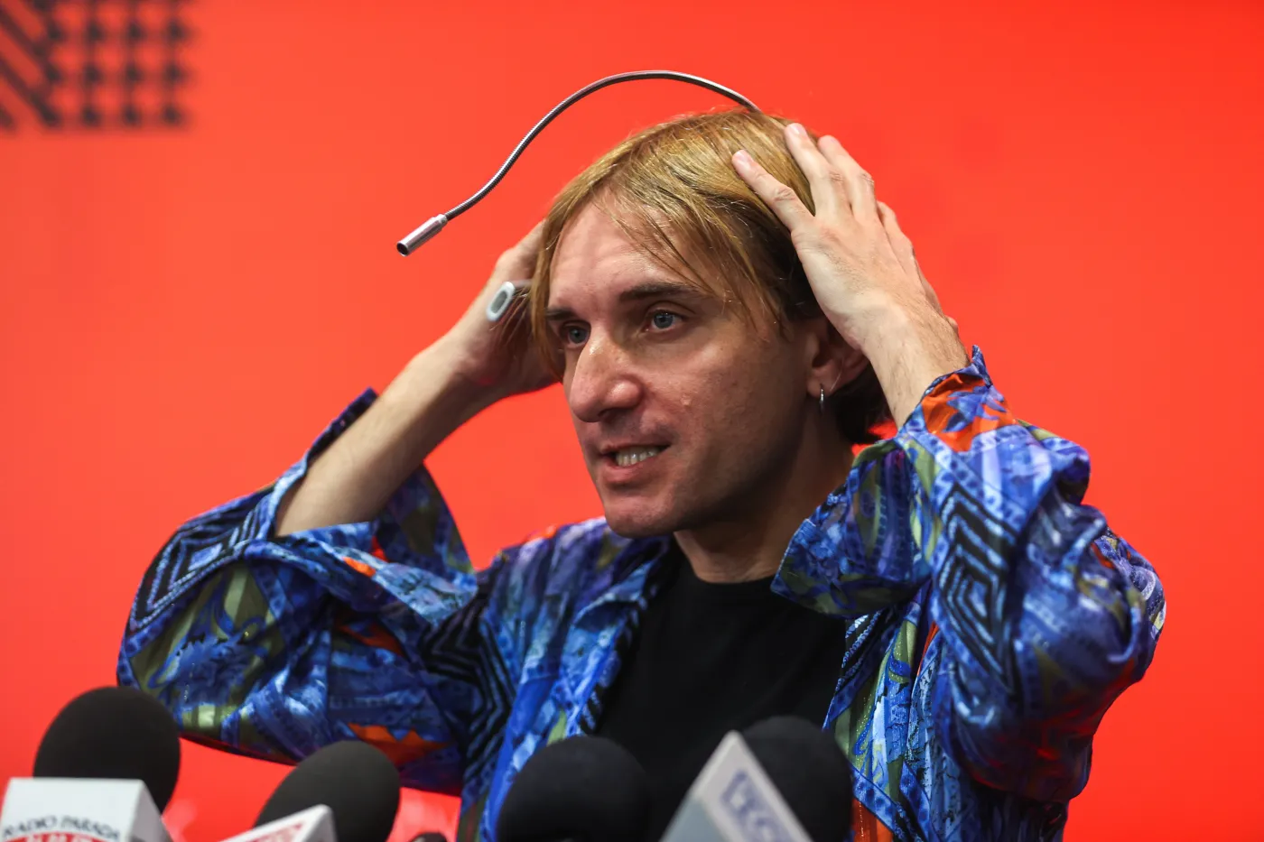 Żyje z wszczepioną w czaszkę anteną, która pozwala mu "usłyszeć" kolory. Harbisson: Technologie mogą stać się częścią naszego ciała