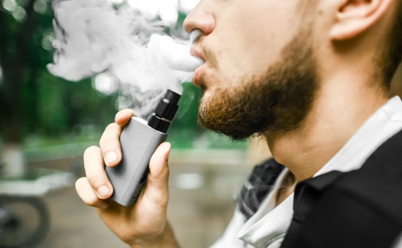 Polacy palą coraz mniej. CBOS: To najniższy wynik w historii [RAPORT]