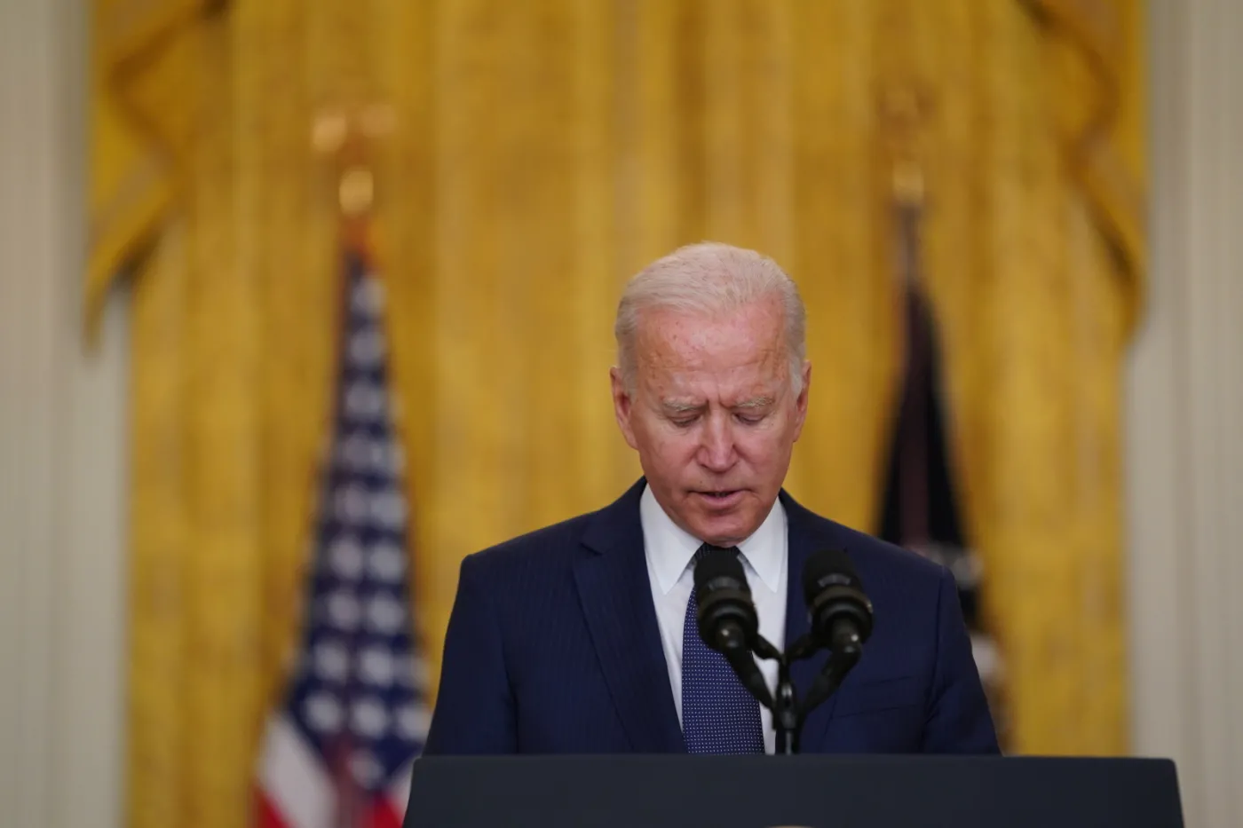 Zamach w Kabulu: Biden zapowiedział odwet, ale nie przesunął ostatecznej daty wyjścia US Army