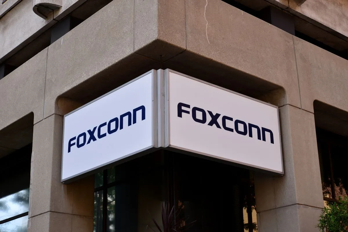 Członkowie partii komunistycznej składają iPhone'y, bo w fabryce Foxconna brakuje pracowników