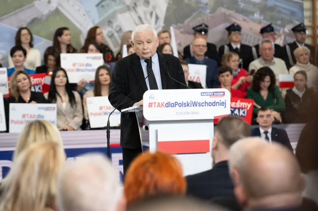 Polacy ufają Dudzie, Kaczyńskiemu nie bardzo [SONDAŻ CBOS]